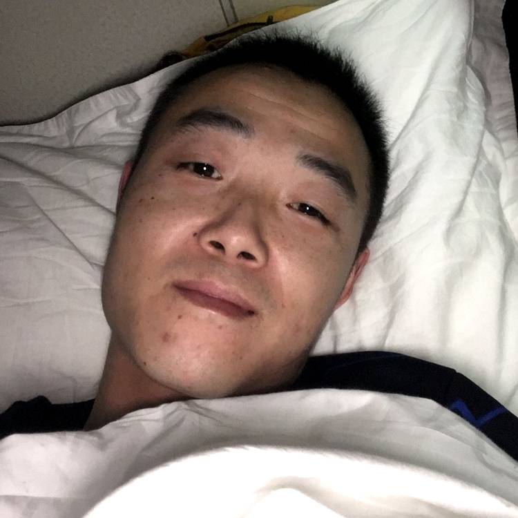 大白深拥紧张的照片
