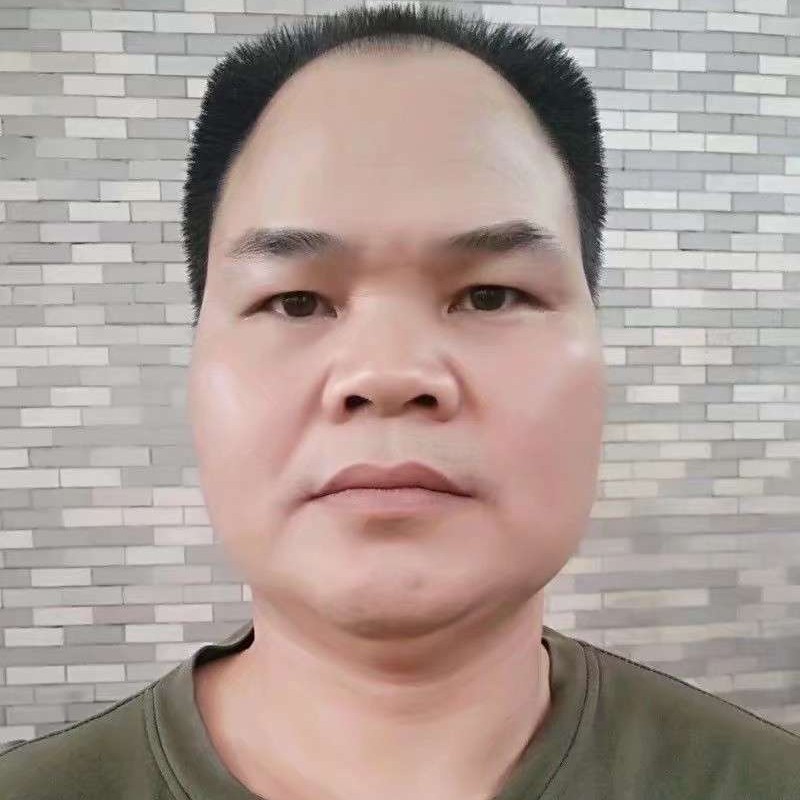 草丛凝眸迅速的照片