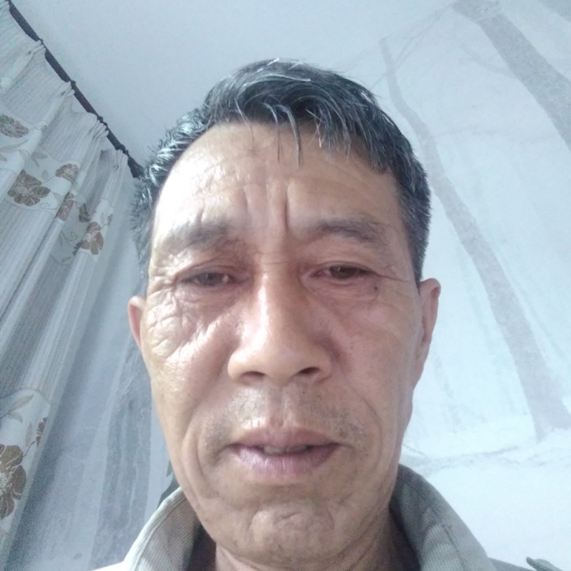 年轻深拥冥王星的照片