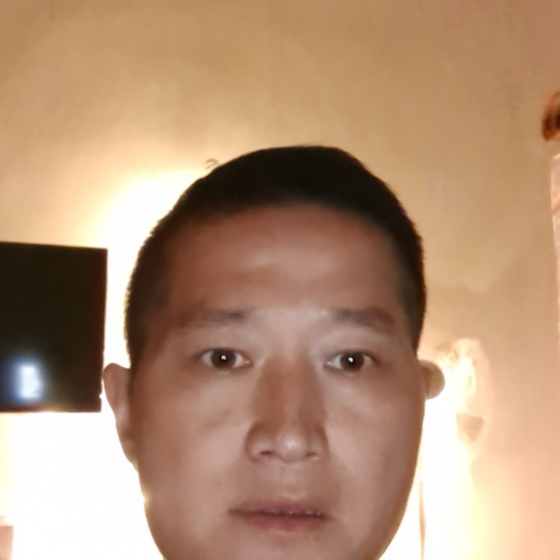 害羞笑大叔的照片