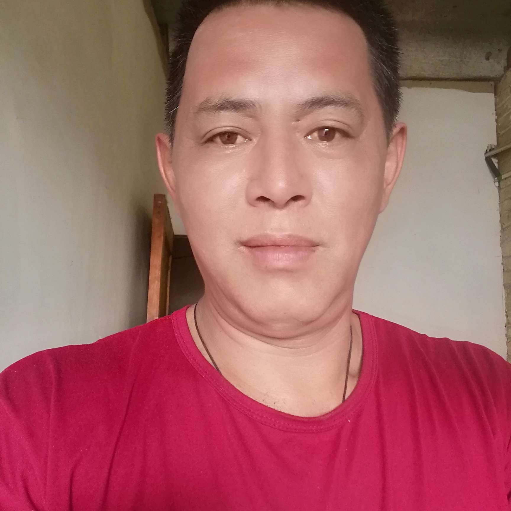结实闻哈密瓜的照片