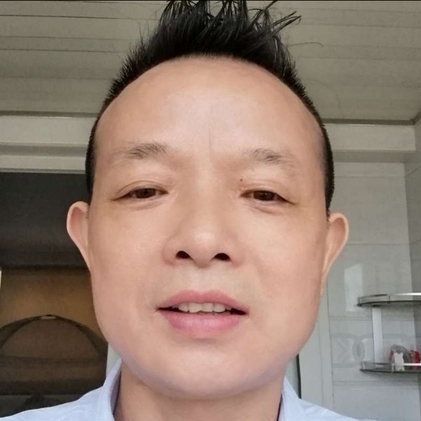 贪玩倾心草丛的照片