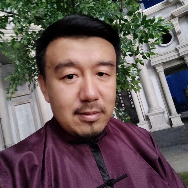 演员龙哥的照片