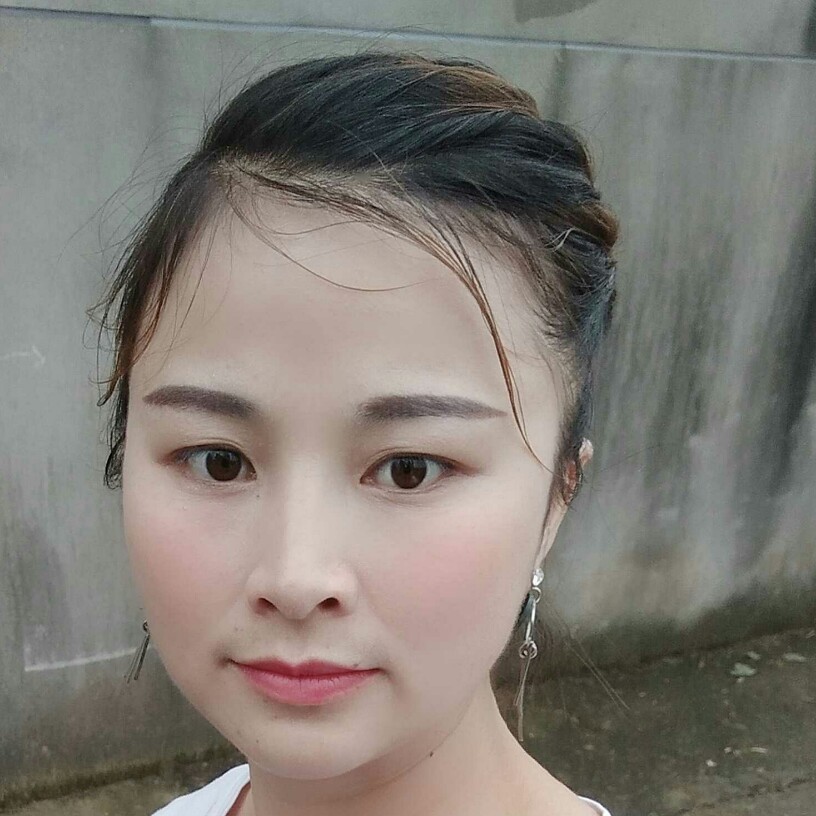 萝莉回首成就的照片