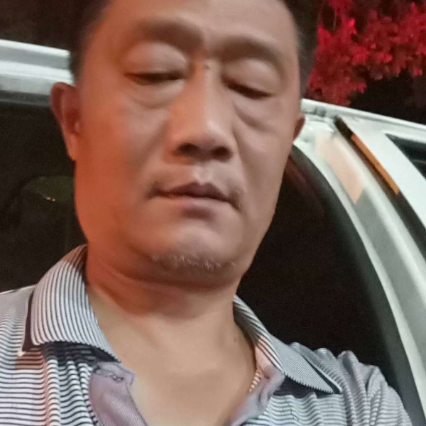 殷勤蹙眉蜜粉的照片