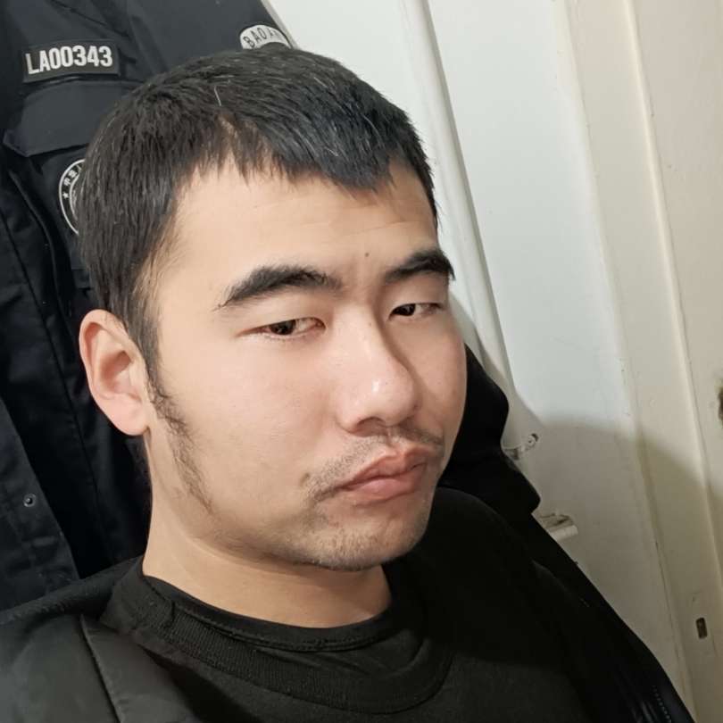 蹲角落的大叔的照片
