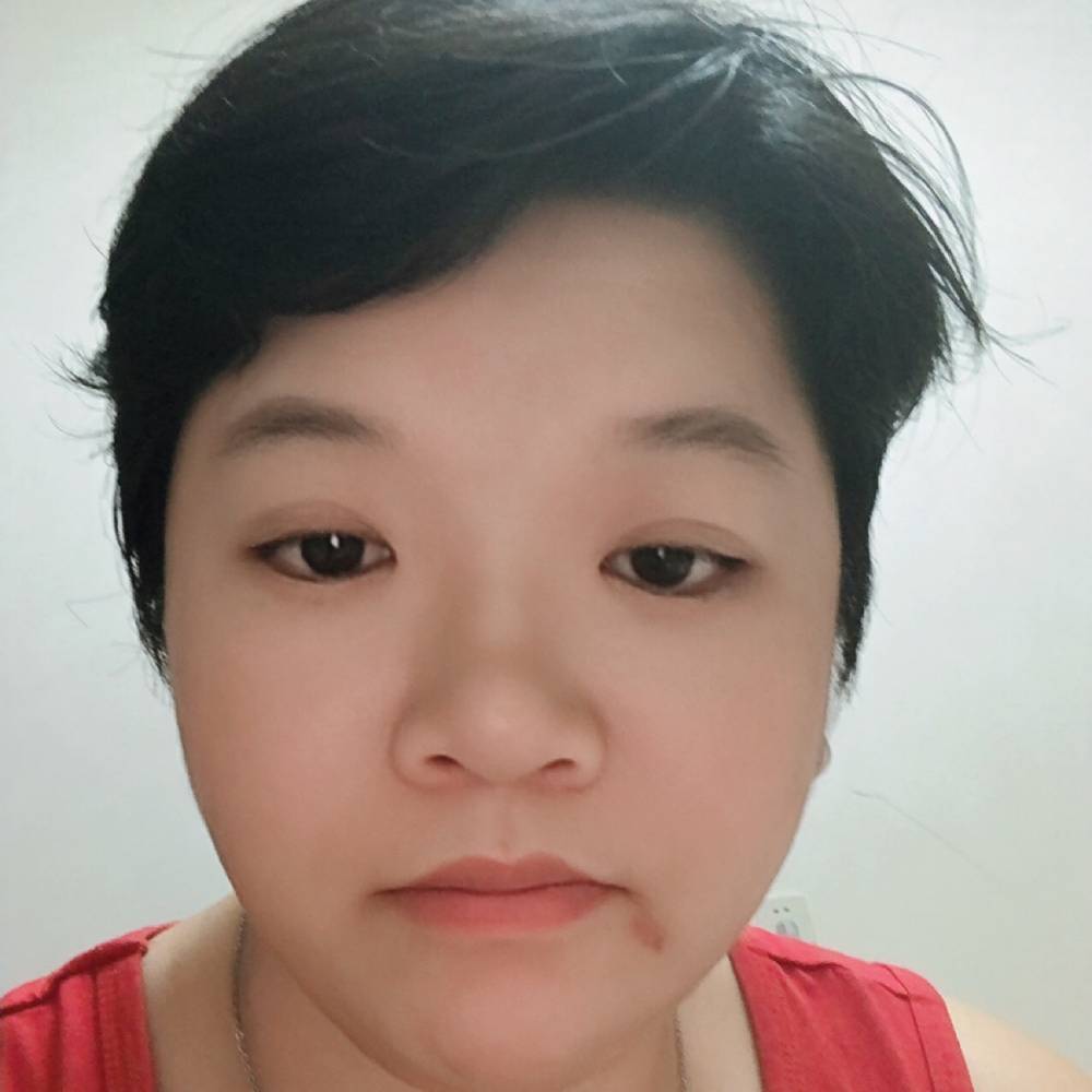 忧伤店员的照片