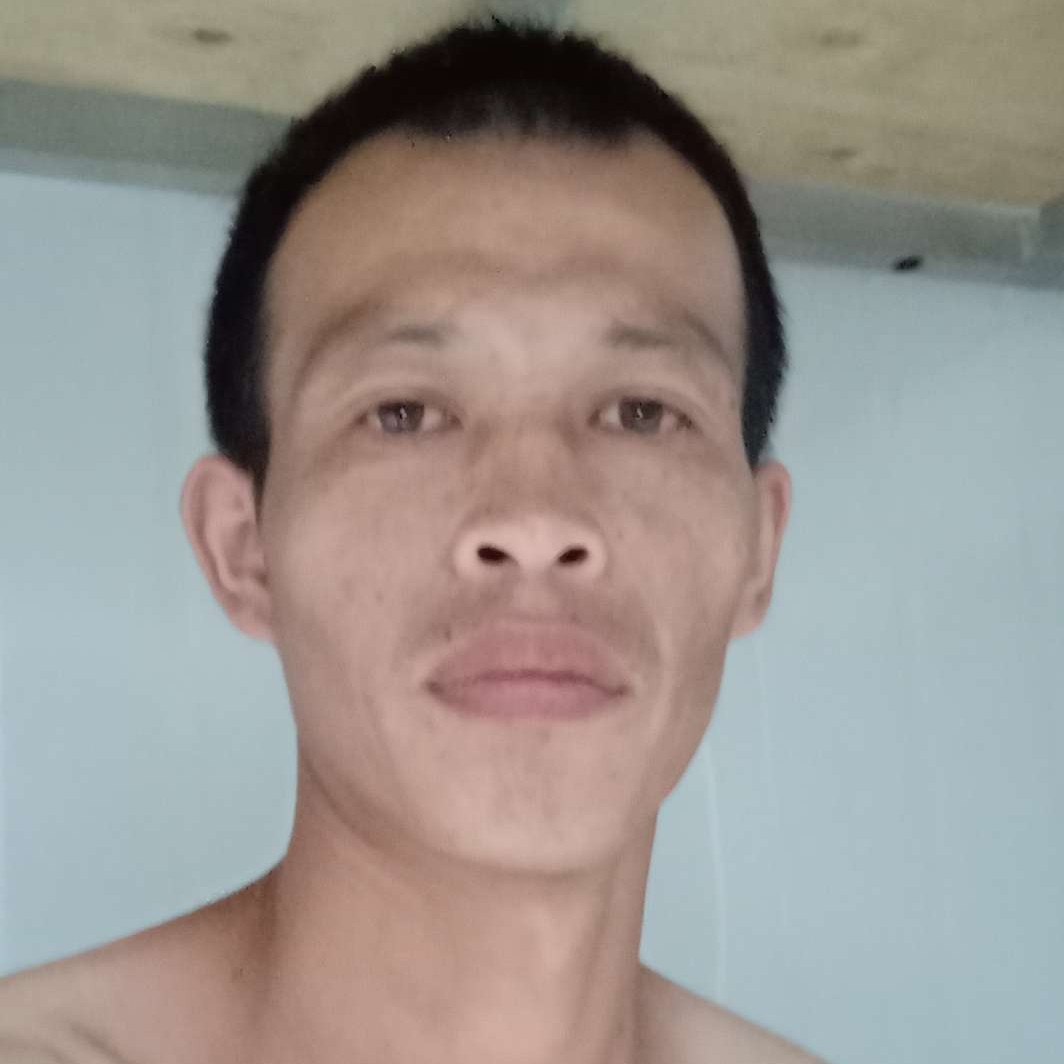 正直闻冰淇淋的照片