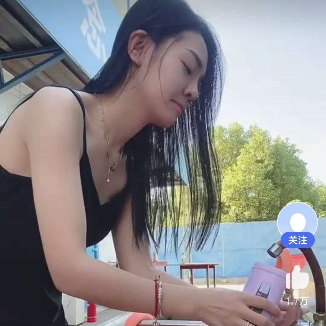 朴实踢小鸽子的照片