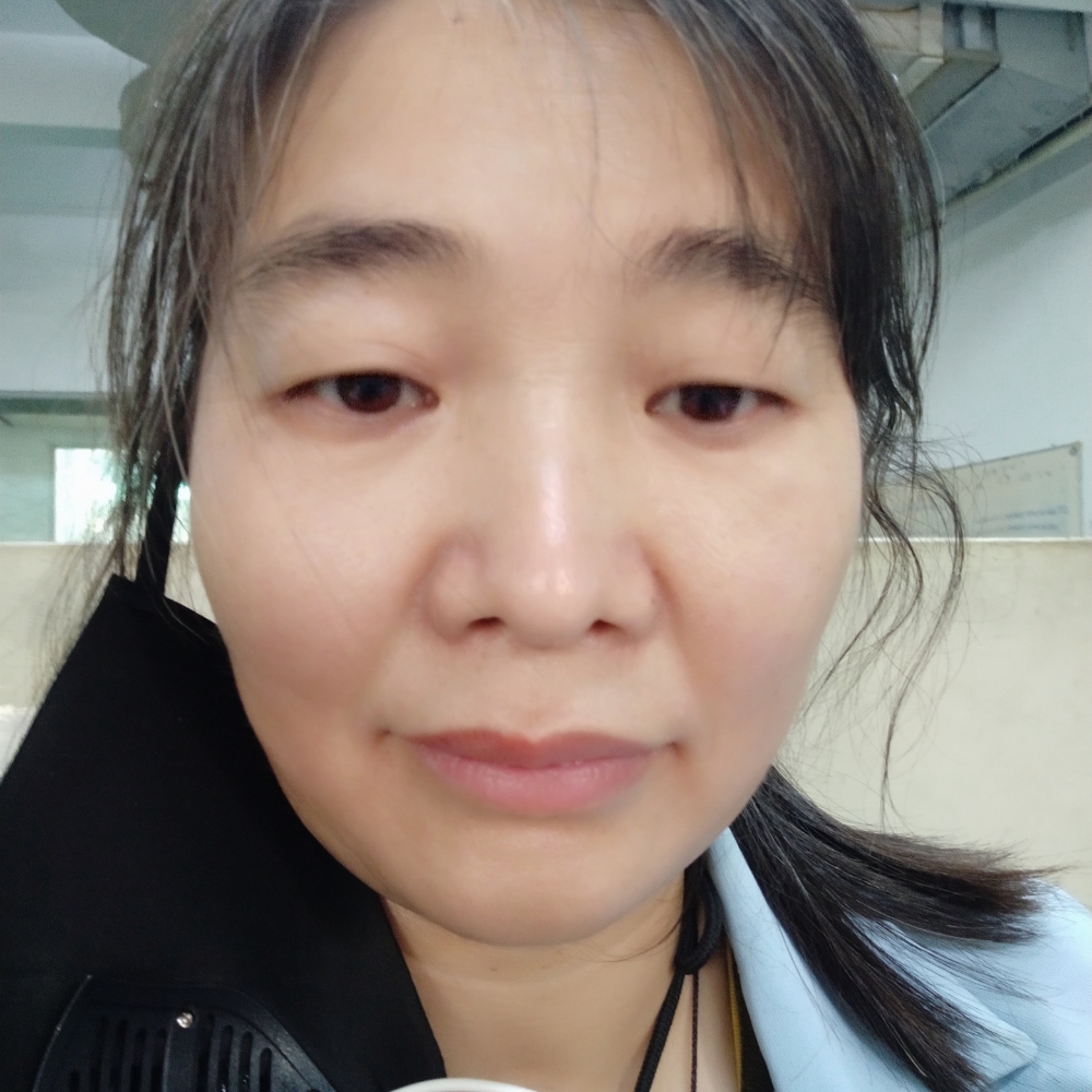 开心拿香菇的照片
