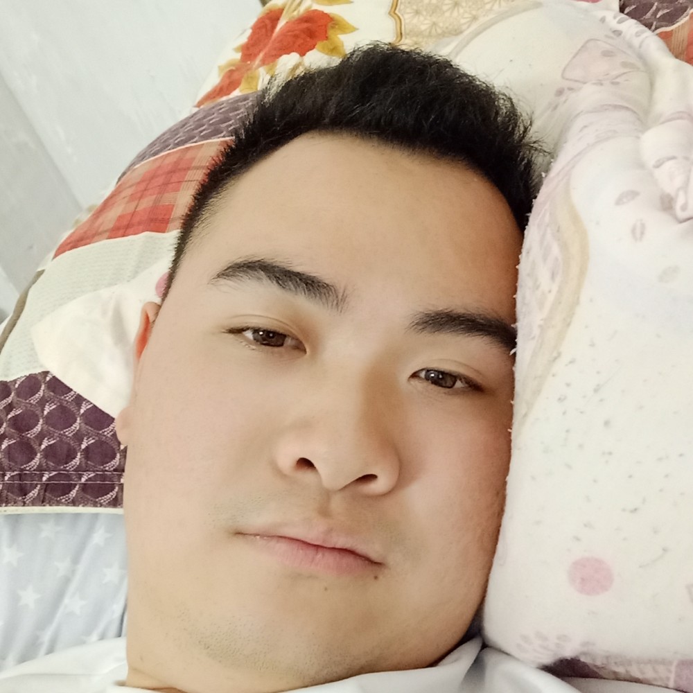 矮小浅吻笑靥的照片