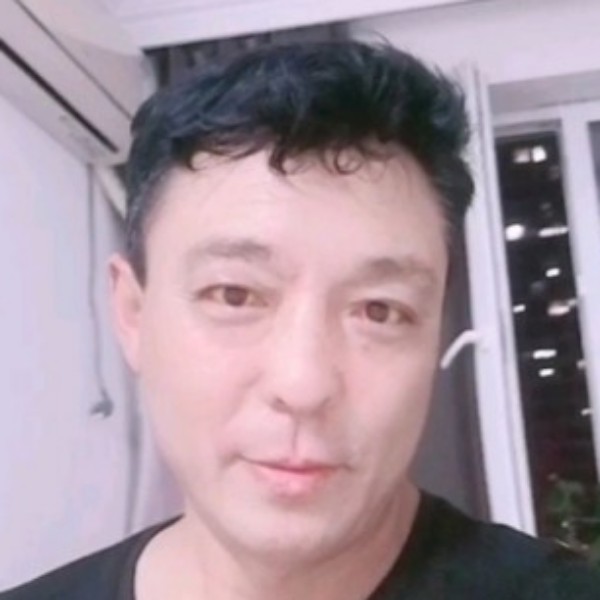 端庄愿白云的照片