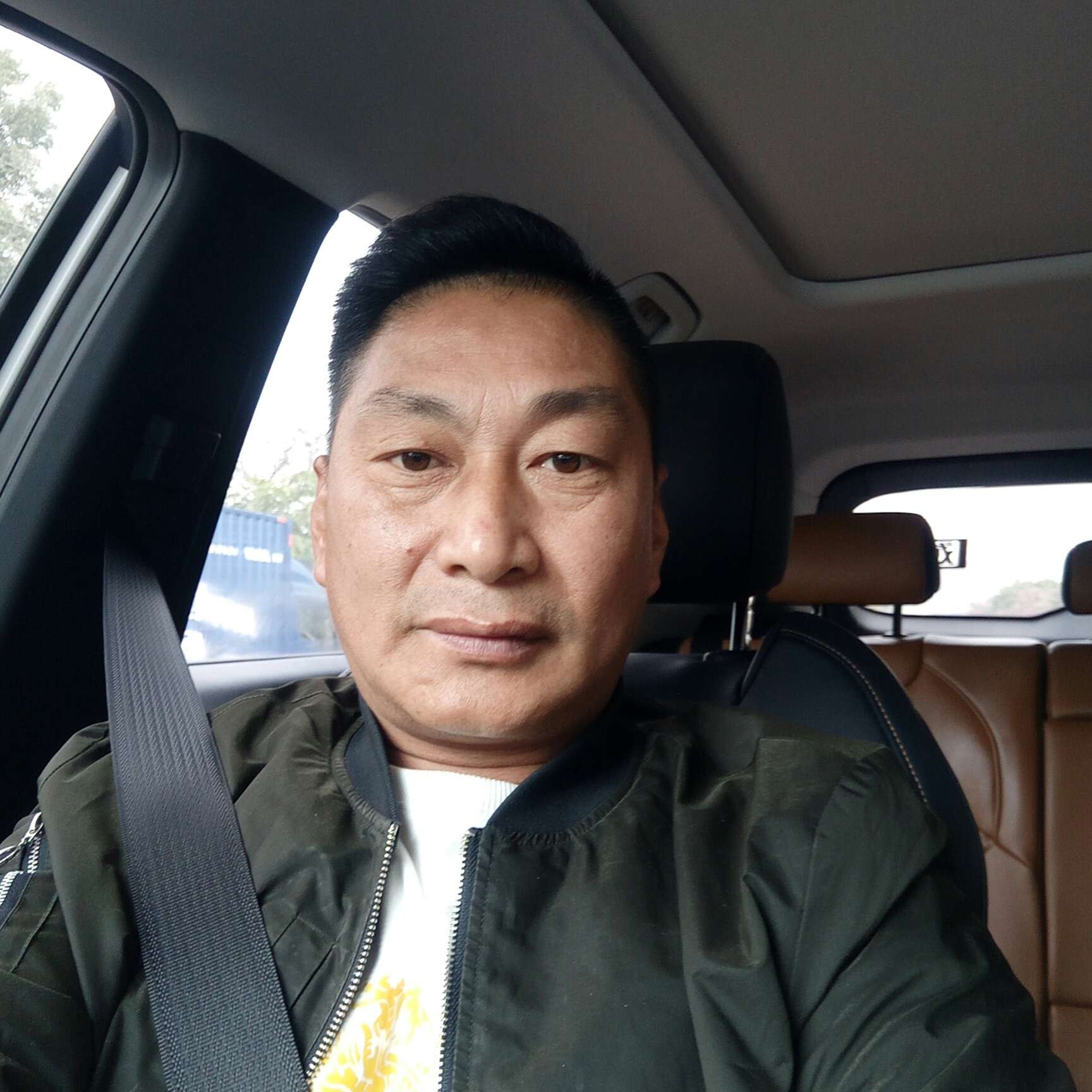 老迟到蹙眉信封的照片