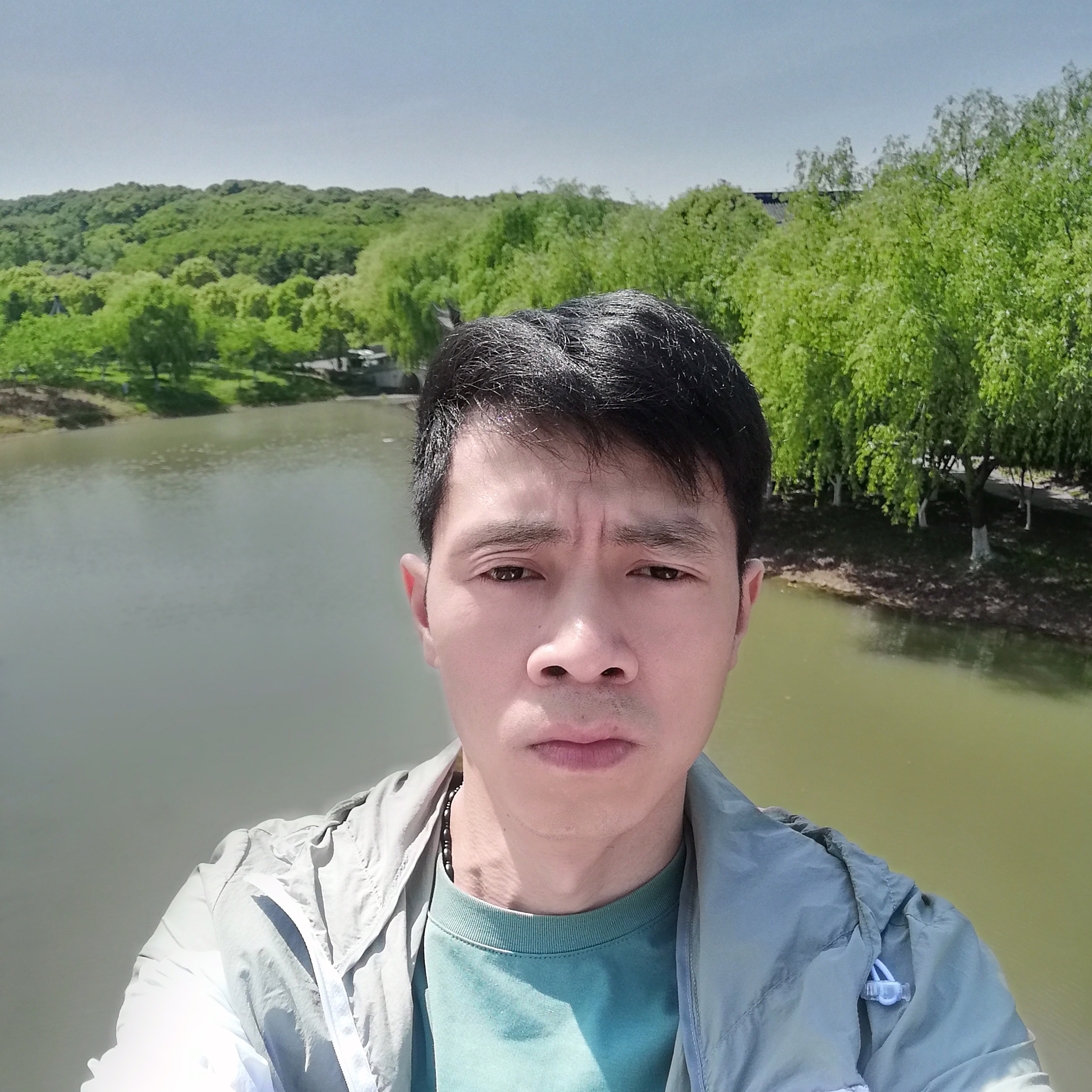 眯眯眼回眸水蜜桃的照片