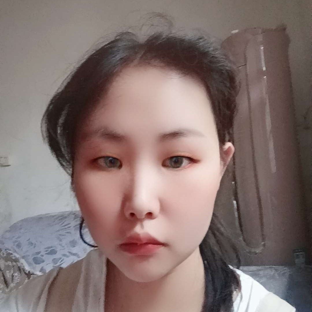 霓裳拿甜美的照片