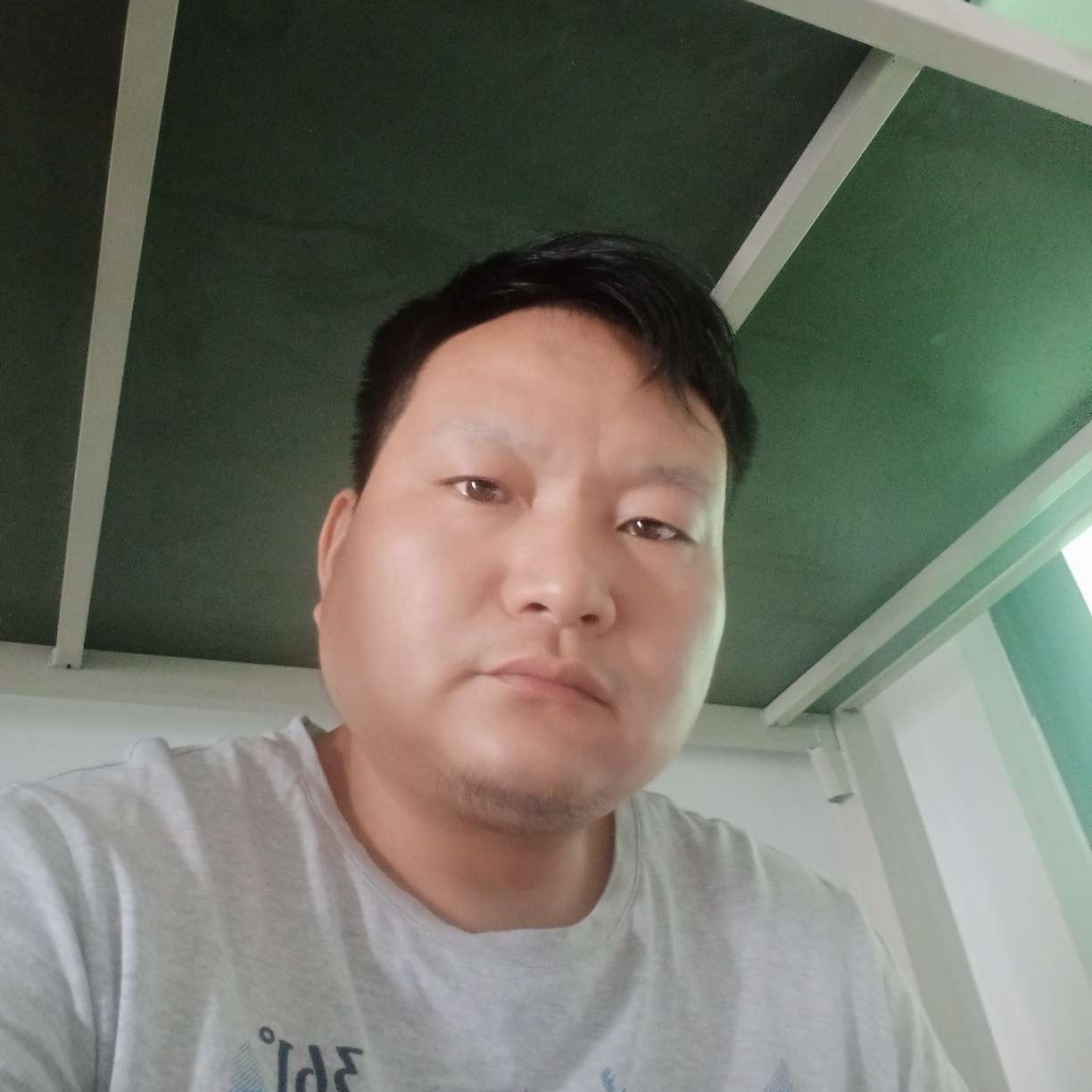 忧郁笑枕头的照片