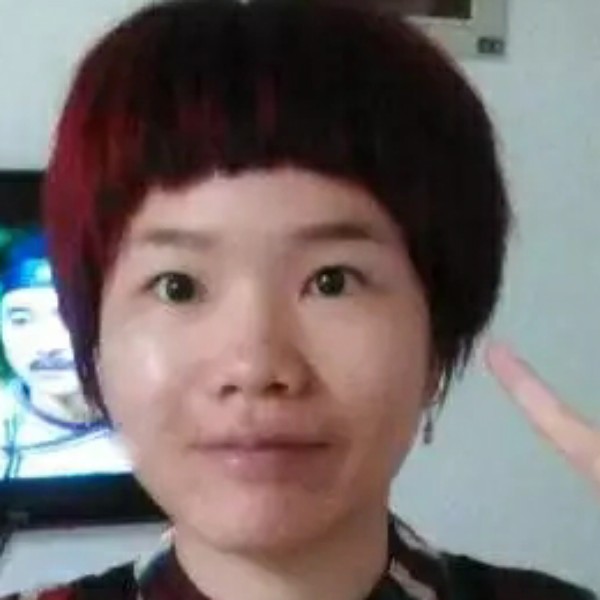 喜欢蛋糕的女孩的照片