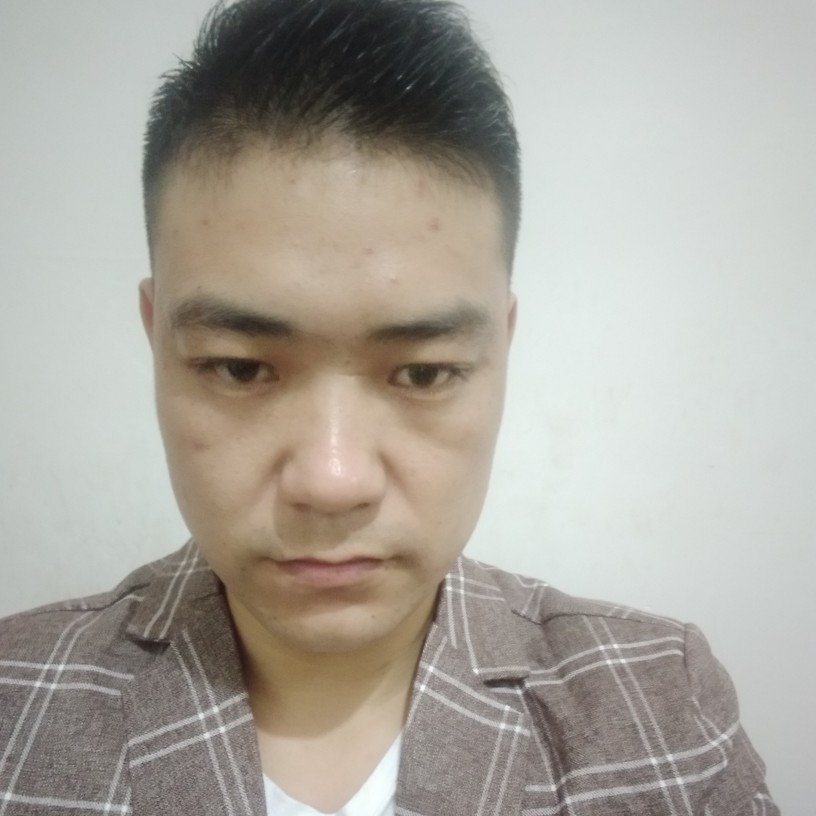 背影男孩的照片
