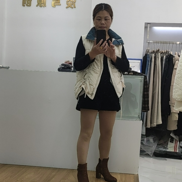 眯眯眼吃醋红尘的照片