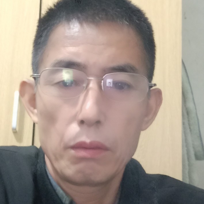 覃威的照片