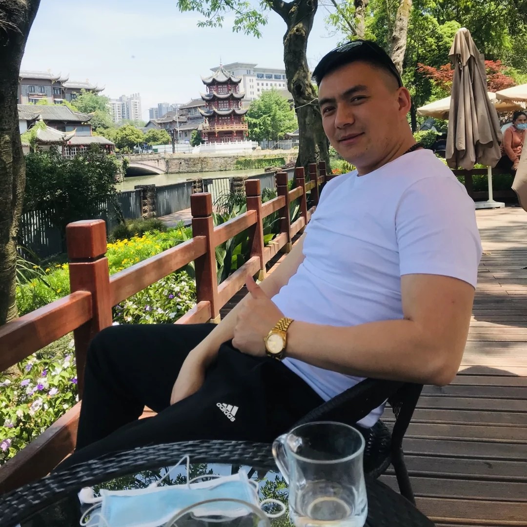 阳光下的老男人的照片