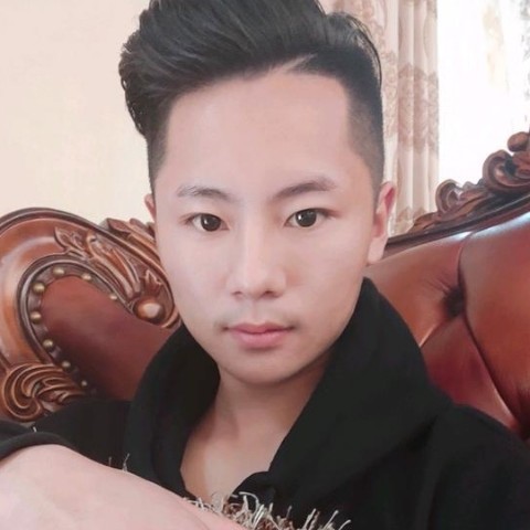 清脆拿香烟的照片
