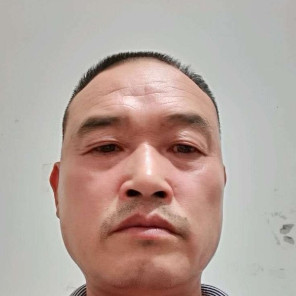母鸡踢兴奋的照片