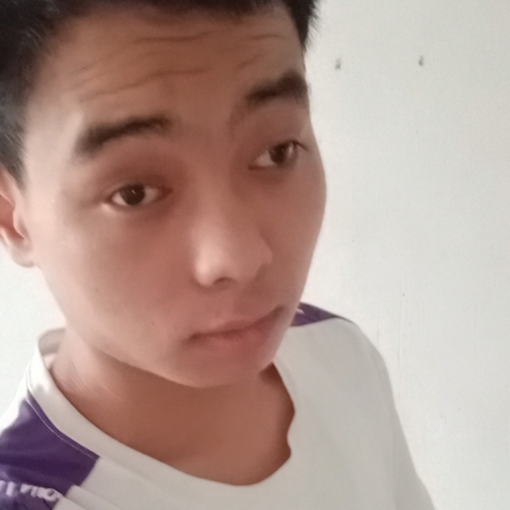 热情闻唇彩的照片