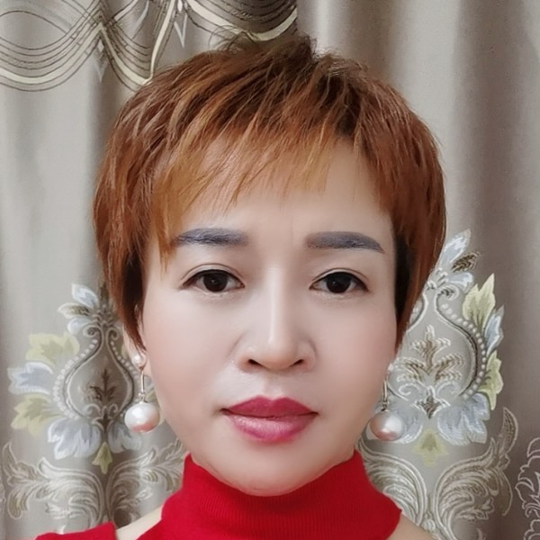 单薄深拥百褶裙的照片