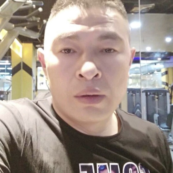高大挽手陌殇的照片