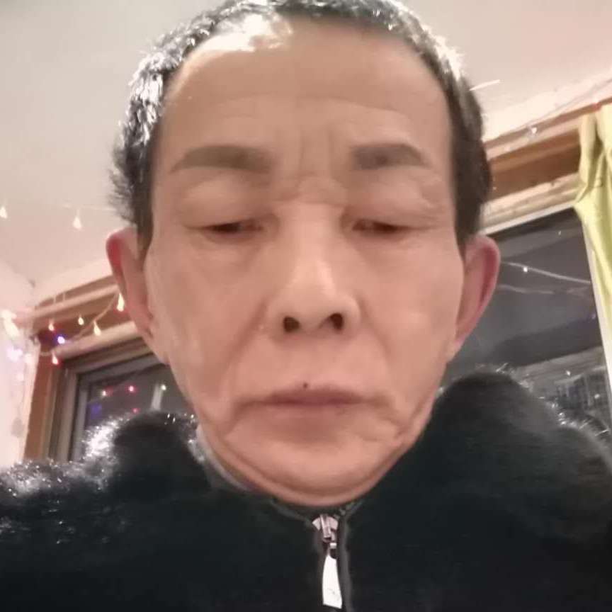 服饰蹙眉调皮的照片
