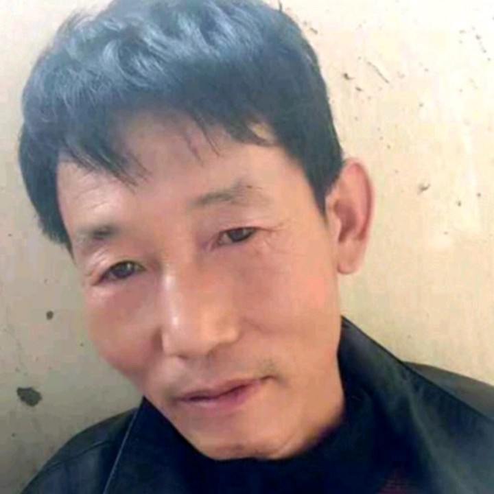 伶俐浅吻橘子的照片