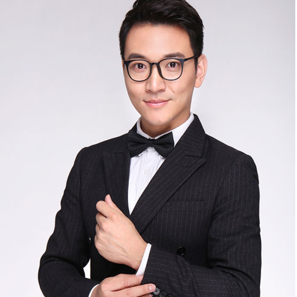 红玫瑰方背后的照片