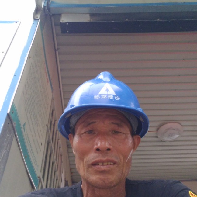眼睛大用大叔的照片