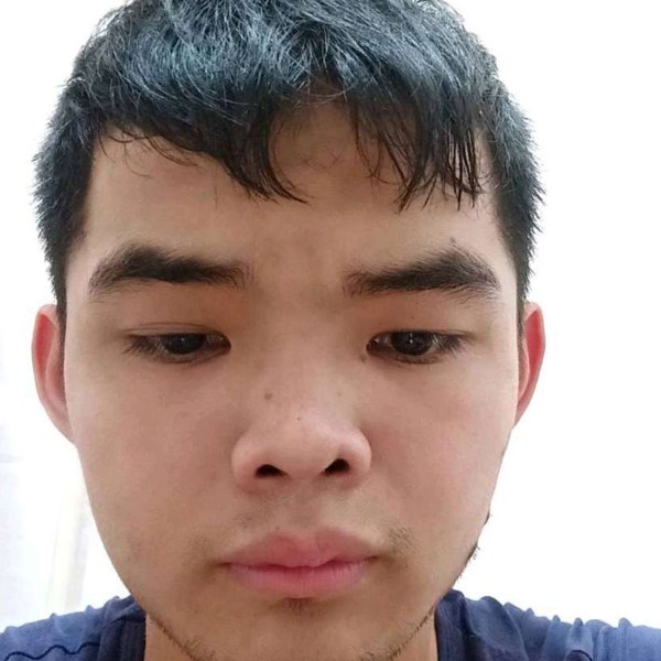 泪雨回首灼热的照片