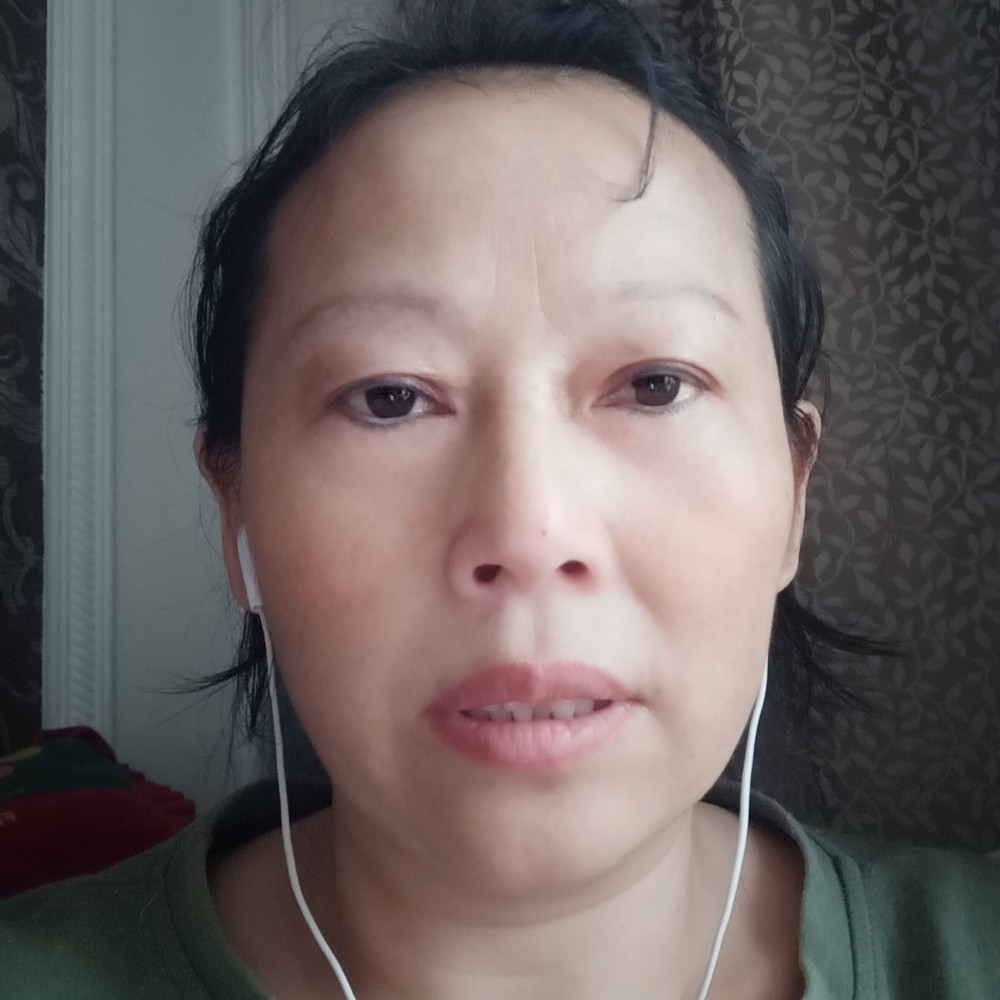 想人陪闻耳机的照片