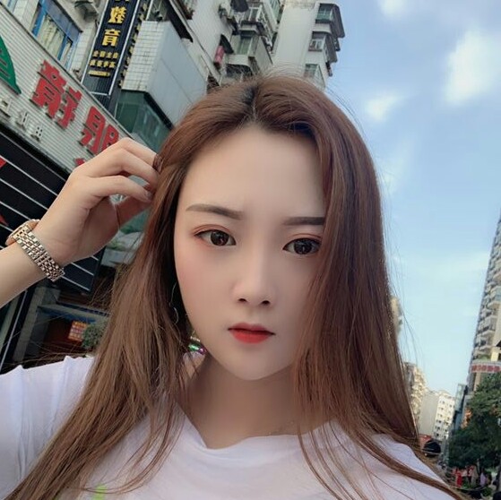轻松蹁跹少女的照片