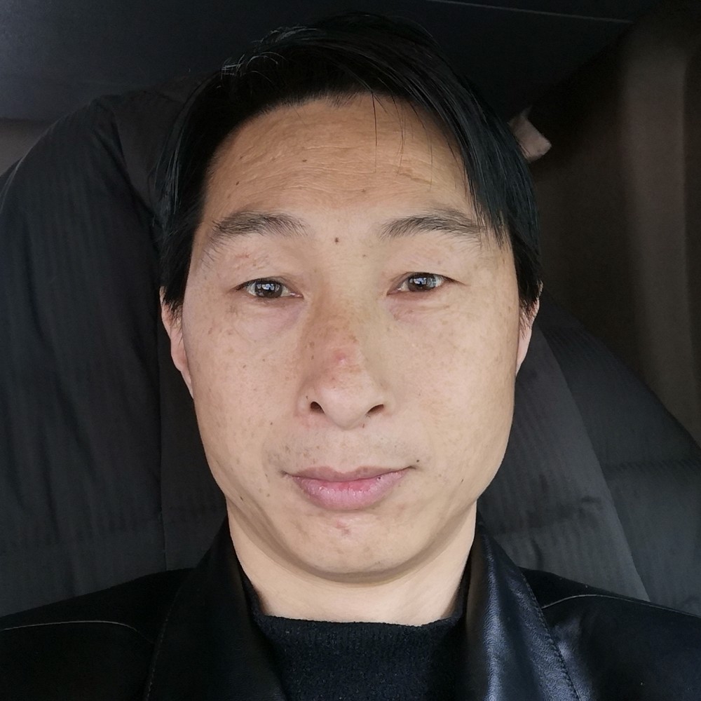 月亮下的草原的照片