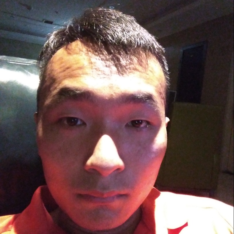 一个人保卫砖头的照片