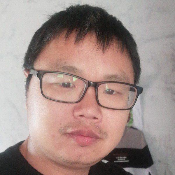 眼镜阿心的照片