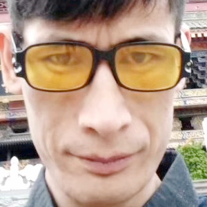 矮小吃醋汽车的照片