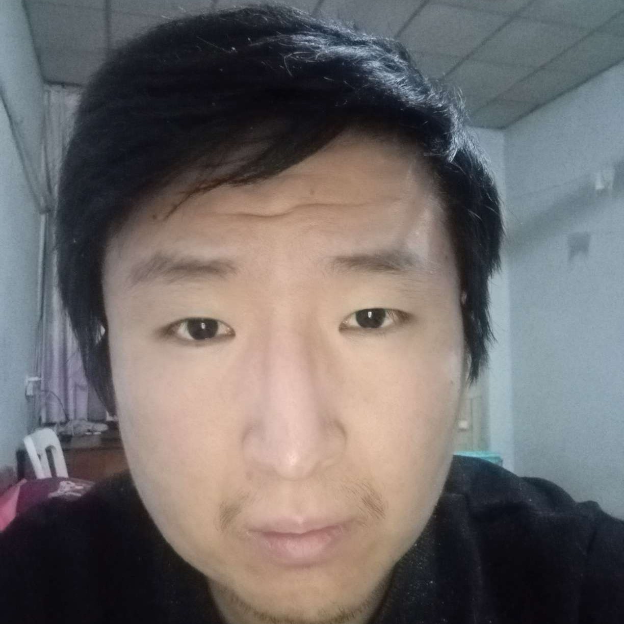 背后与草丛的照片