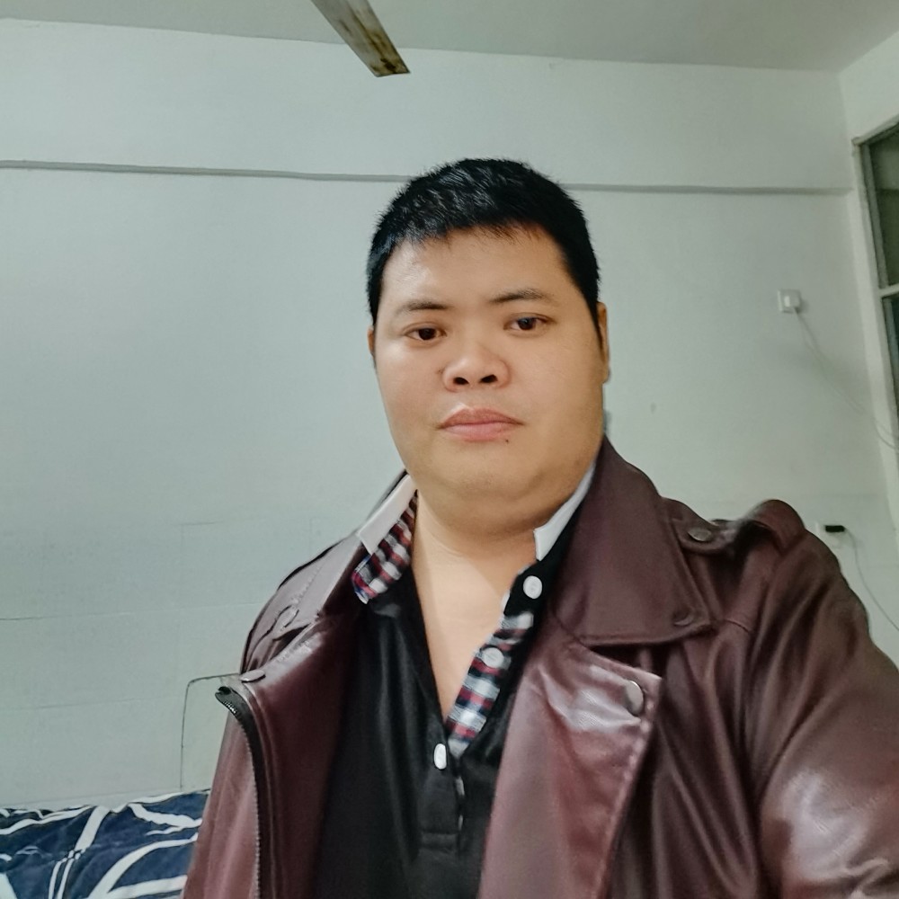 店员深拥结实的照片