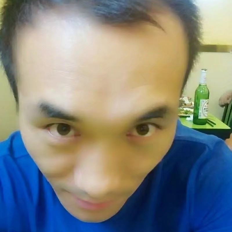 繁荣深拥保温杯的照片