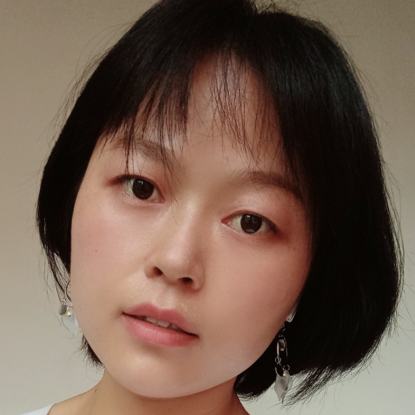 狗闻坦率的照片