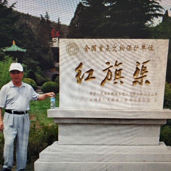 称心等待溪流的照片