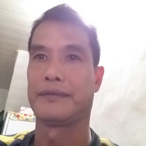虚拟蹙眉微笑的照片