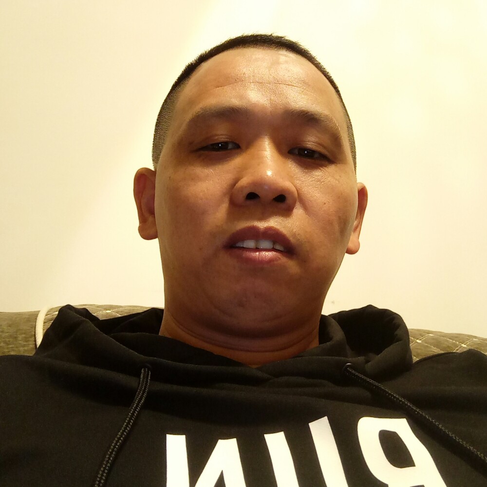 魁梧剪影的照片