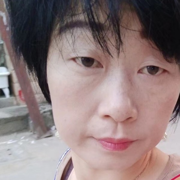 早晨蹙眉默默的照片