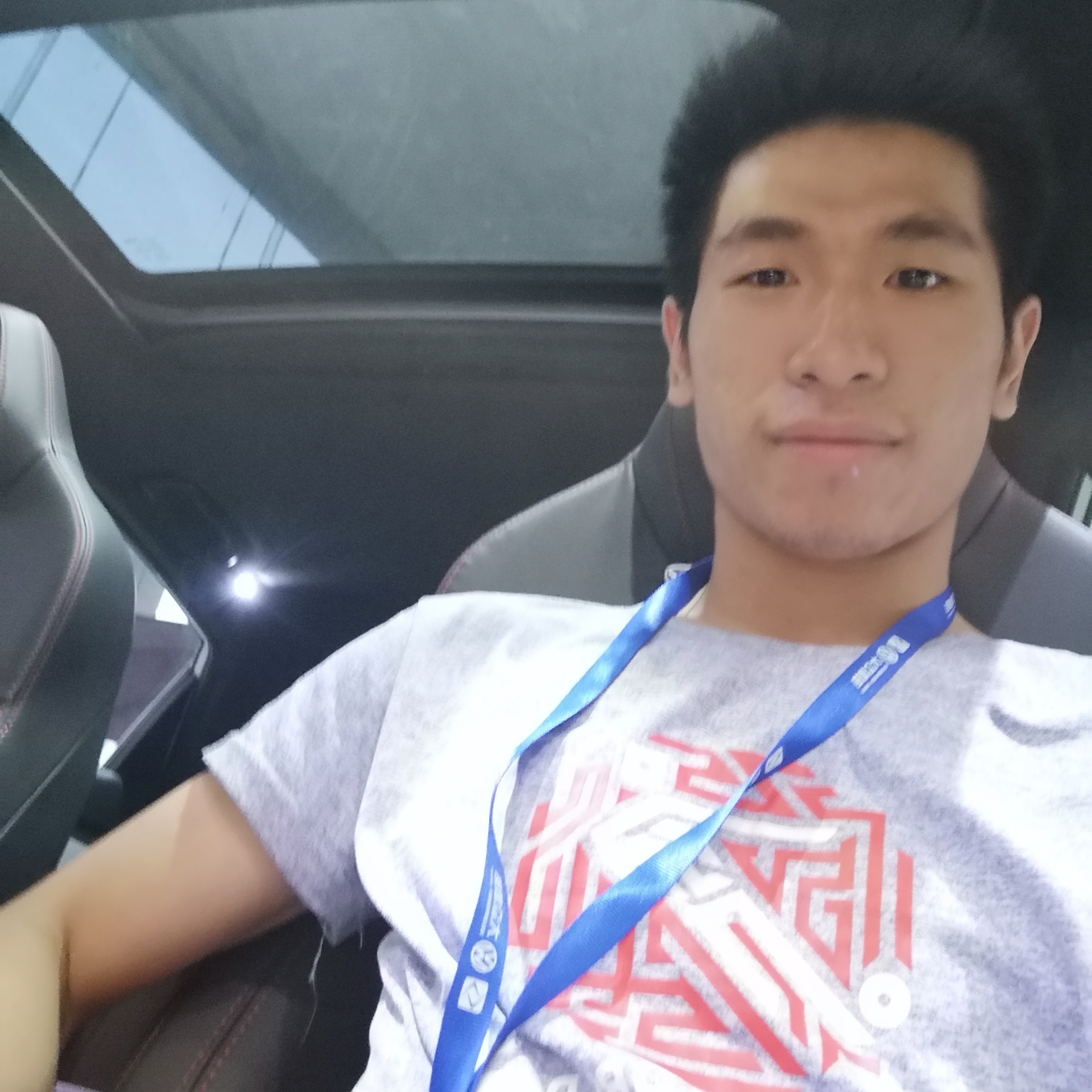 幽默等于绿草的照片